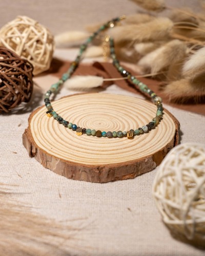 Naszyjnik boho z naturalnego turkusu afrykańskiego to wyjątkowa biżuteria handmade w odcieniach zieleni i błękitu, która podkreśla bliskość natury, harmonię i indywidualny styl.
