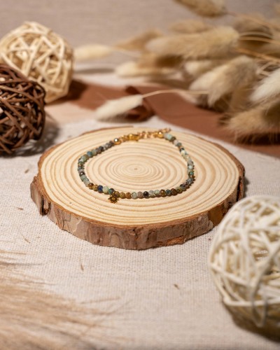 Bransoletka boho z naturalnego turkusu afrykańskiego i zawieszką słońce to wyjątkowa biżuteria handmade inspirowana naturą, która łączy subtelne piękno kamieni naturalnych z symboliką radości, światła i pozytywnej energii.