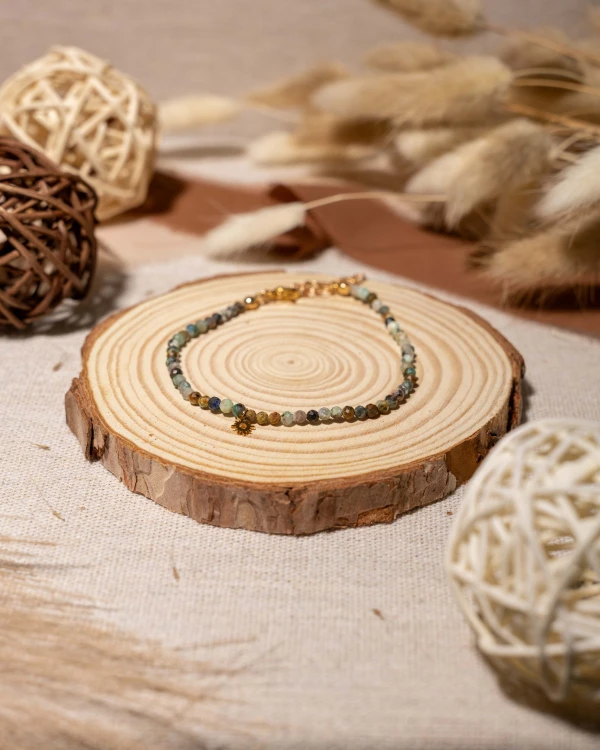 Bransoletka boho z naturalnego turkusu afrykańskiego i zawieszką słońce to wyjątkowa biżuteria handmade inspirowana naturą, która łączy subtelne piękno kamieni naturalnych z symboliką radości, światła i pozytywnej energii.