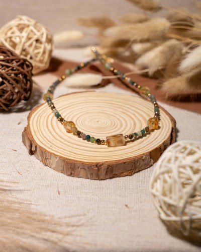 Naszyjnik z naturalnych kamieni – cytrynu, zielonego turmalinu, tygrysiego oka i kianitu – to wyjątkowa biżuteria handmade w stylu boho, która zachwyca naturalnym blaskiem, elegancją i harmonijnym połączeniem minerałów.