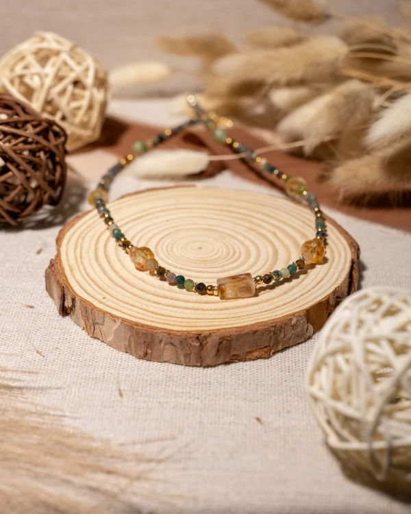 Naszyjnik z naturalnych kamieni – cytrynu, zielonego turmalinu, tygrysiego oka i kianitu – to wyjątkowa biżuteria handmade w stylu boho, która zachwyca naturalnym blaskiem, elegancją i harmonijnym połączeniem minerałów.