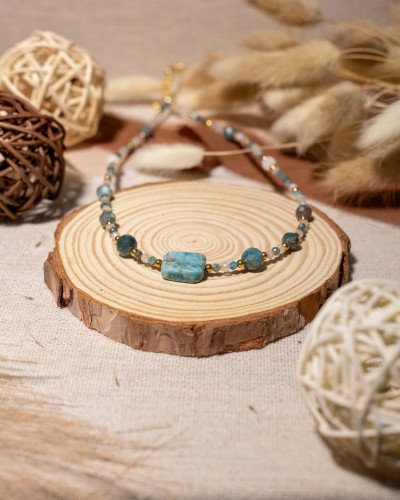 Naszyjnik z naturalnego apatytu i kamienia księżycowego to elegancka biżuteria handmade w stylu boho, która zachwyca subtelnym blaskiem, błękitnymi odcieniami i ponadczasowym pięknem naturalnych kamieni.