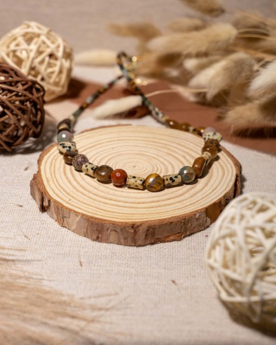 Naszyjnik z jaspisu dalmatyńskiego, tygrysiego oka i turkusu afrykańskiego to wyjątkowa biżuteria handmade w stylu boho, która zachwyca naturalnymi kamieniami, harmonią kolorów i eleganckim, inspirowanym naturą designem.