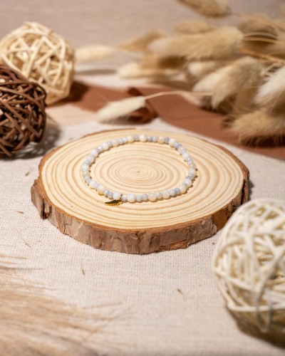 Bransoletka z białej i błękitnej masy perłowej ze skrzydełkiem to delikatna biżuteria handmade, która zachwyca subtelnym blaskiem, elegancją i ponadczasowym stylem boho.