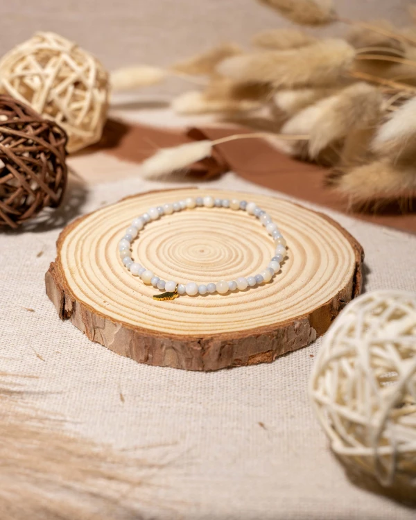 Bransoletka z białej i błękitnej masy perłowej ze skrzydełkiem to delikatna biżuteria handmade, która zachwyca subtelnym blaskiem, elegancją i ponadczasowym stylem boho.