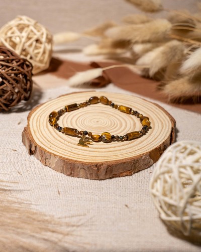 Bransoletka z naturalnego tygrysiego oka z zawieszką jaskółki to wyjątkowa biżuteria handmade w stylu boho, która zachwyca ciepłymi refleksami kamienia i symboliką wolności.