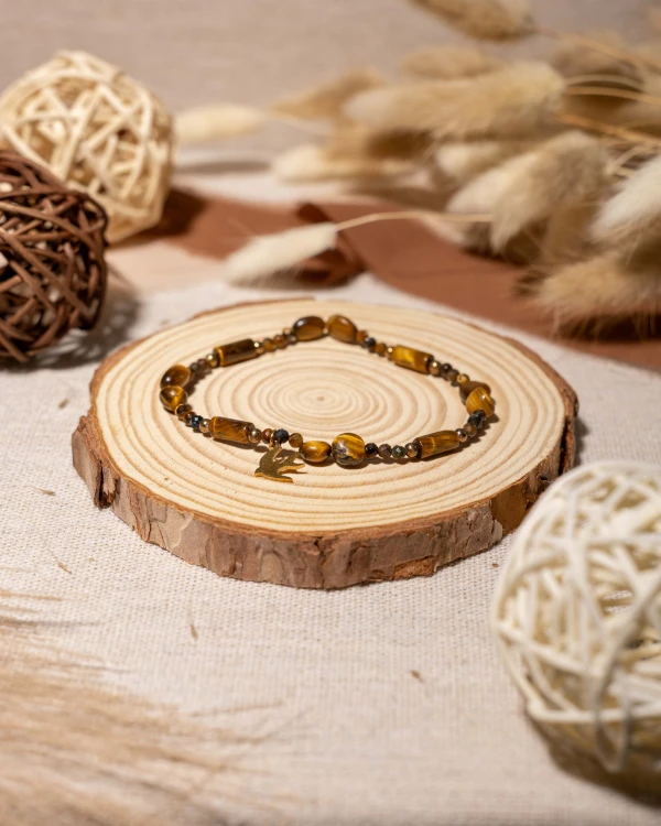 Bransoletka z naturalnego tygrysiego oka z zawieszką jaskółki to wyjątkowa biżuteria handmade w stylu boho, która zachwyca ciepłymi refleksami kamienia i symboliką wolności.