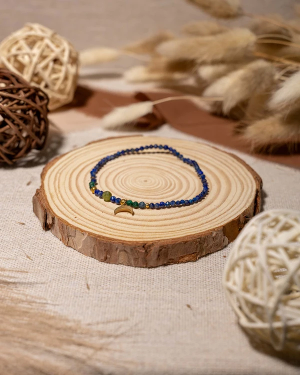 Bransoletka z lapisu lazuli, zielonego turmalinu i malachitu z zawieszką księżyca to wyjątkowa biżuteria handmade w stylu boho, która zachwyca naturalnymi kamieniami, głębią kolorów i eleganckim blaskiem.