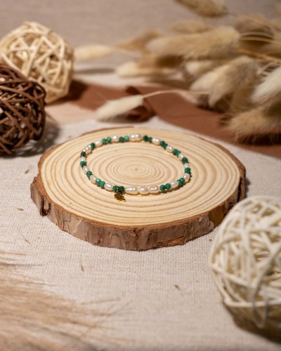 Bransoletka z naturalnego malachitu i pereł z zawieszką listka to elegancka biżuteria handmade w stylu boho, która zachwyca harmonijnym połączeniem kamieni naturalnych, subtelnym blaskiem i inspiracją naturą.