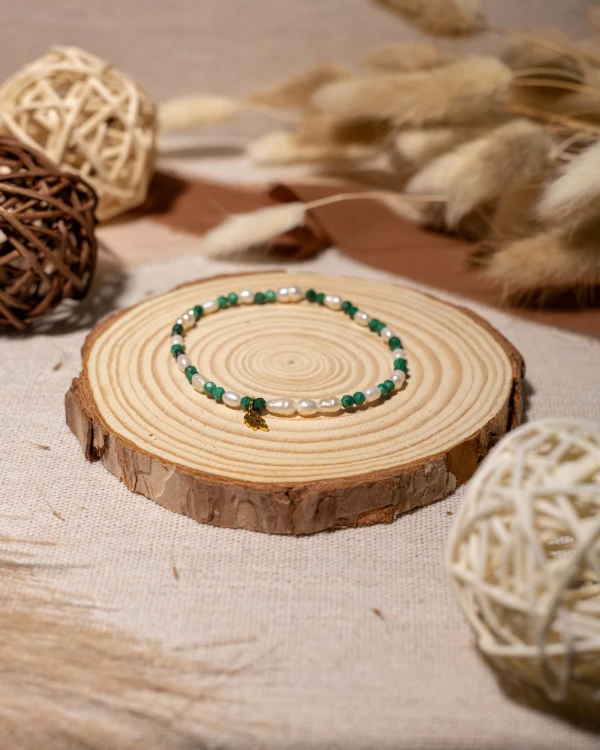 Bransoletka z naturalnego malachitu i pereł z zawieszką listka to elegancka biżuteria handmade w stylu boho, która zachwyca harmonijnym połączeniem kamieni naturalnych, subtelnym blaskiem i inspiracją naturą.
