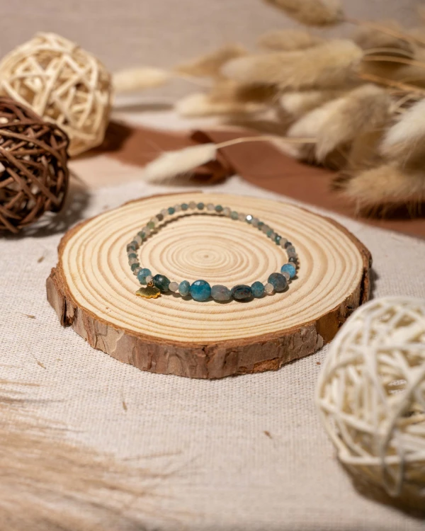 Bransoletka z naturalnego apatytu z zawieszką chmurki to wyjątkowa biżuteria handmade w stylu boho, która zachwyca błękitnymi odcieniami kamieni, subtelnym blaskiem i lekkością inspirowaną naturą.