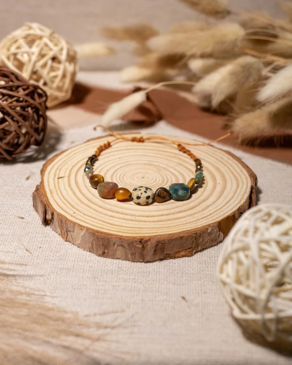 Bransoletka z jaspisu dalmatyńskiego, tygrysiego oka i turkusu afrykańskiego to wyjątkowa biżuteria handmade w stylu boho, która zachwyca naturalnymi kamieniami, harmonią kolorów i inspiracją podróżami.