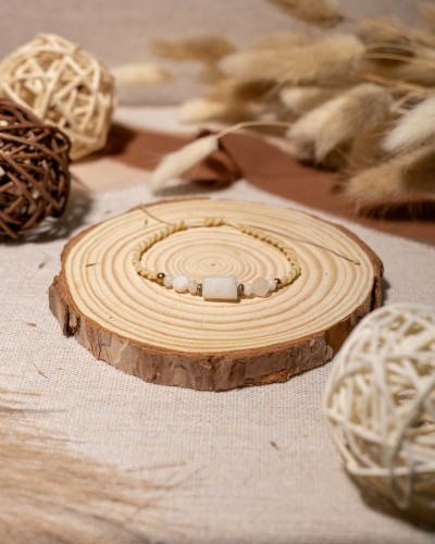 Bransoletka pleciona z naturalnymi kamieniami księżycowymi to wyjątkowa biżuteria handmade w stylu boho, która zachwyca subtelnym blaskiem, elegancją i ponadczasowym charakterem.