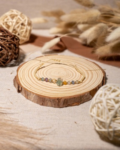 Bransoletka pleciona z naturalnym fluorytem to wyjątkowa biżuteria handmade w stylu boho, która zachwyca wielobarwnymi minerałami, subtelnym blaskiem i inspiracją naturą.