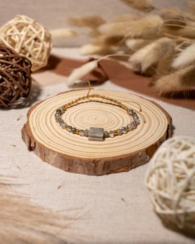 Bransoletka z naturalnego labradorytu na regulowanym sznurku to wyjątkowa biżuteria handmade w stylu boho, która zachwyca magicznym blaskiem kamieni i ponadczasową elegancją.