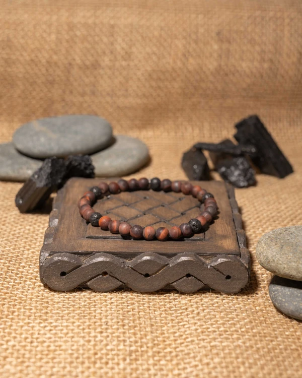 Bransoletka męska z bawolego oka i lawy wulkanicznej to wyjątkowa biżuteria handmade z naturalnych kamieni, która łączy minimalistyczny styl, trwałość i ponadczasową elegancję.