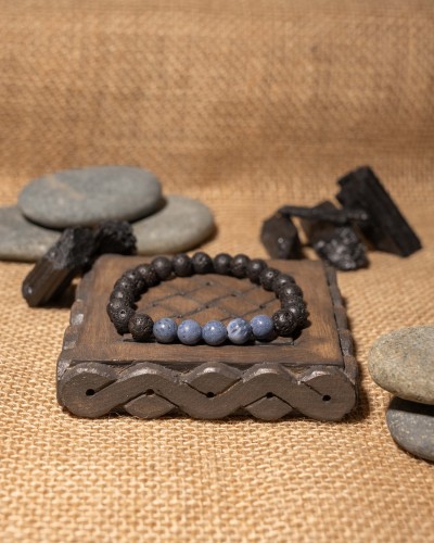 Bransoletka męska z lawy wulkanicznej i niebieskiego koralu to wyjątkowa biżuteria handmade z naturalnych kamieni, która łączy siłę żywiołów, nowoczesny styl i ponadczasowy charakter.