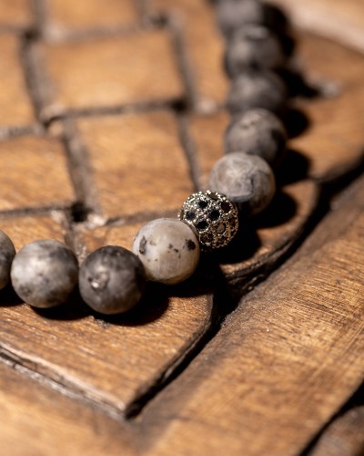 Bransoletka z matowego larvikitu i cyrkonii to elegancka biżuteria handmade dla mężczyzn, która łączy naturalne kamienie, minimalistyczny design i ponadczasowy styl.