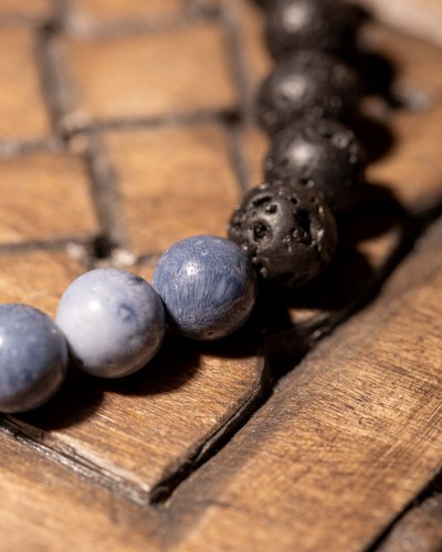 Bransoletka męska z lawy wulkanicznej i niebieskiego koralu to wyjątkowa biżuteria handmade z naturalnych kamieni, która łączy siłę żywiołów, nowoczesny styl i ponadczasowy charakter.