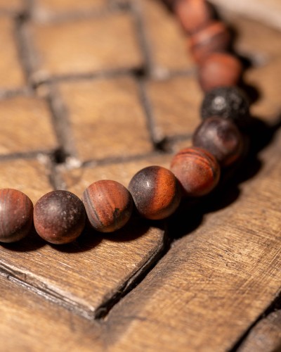 Bransoletka męska z bawolego oka i lawy wulkanicznej to wyjątkowa biżuteria handmade z naturalnych kamieni, która łączy minimalistyczny styl, trwałość i ponadczasową elegancję.