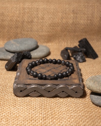 Bransoletka męska z czarnego onyksu, hematytu i krzyżyka to wyjątkowa biżuteria handmade z naturalnych kamieni, która łączy minimalistyczny styl, elegancję i ponadczasową symbolikę.