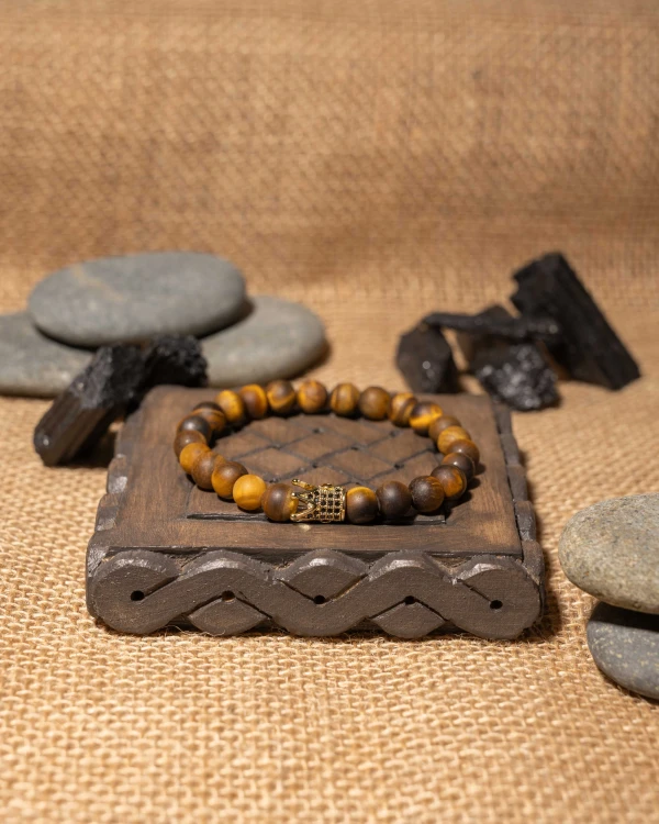 Bransoletka męska z naturalnego tygrysiego oka i złotej korony z cyrkoniami to elegancka biżuteria handmade, która łączy naturalne kamienie, ponadczasowy styl i luksusowy charakter.