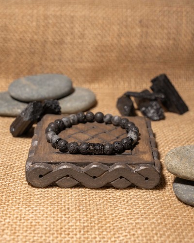 Bransoletka męska z lawy wulkanicznej, larvikitu, hematytu i czarnej korony z cyrkoniami to elegancka biżuteria handmade z naturalnych kamieni, która łączy nowoczesny styl i ponadczasowy charakter.