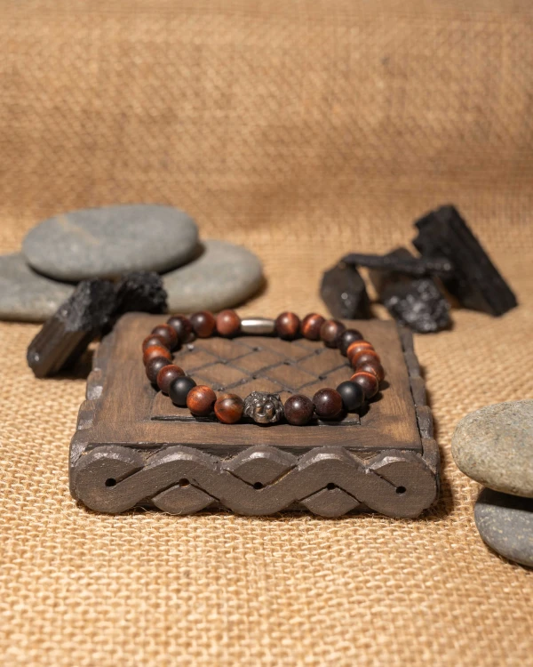 Bransoletka męska z bawolego oka, onyksu i symbolem lwa to wyjątkowa biżuteria handmade z naturalnych kamieni, która podkreśla siłę charakteru, pewność siebie i ponadczasowy styl.