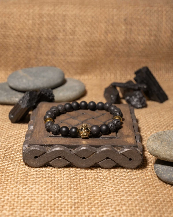 Bransoletka męska z onyksu, lawy wulkanicznej i czaszki z cyrkoniami to wyjątkowa biżuteria handmade z naturalnych kamieni, która łączy elegancję, nowoczesny styl i wyrazisty charakter.