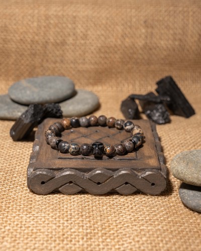 Bransoletka męska z jaspisu cesarskiego, hematytu i stalowej czaszki to wyjątkowa biżuteria handmade z naturalnych kamieni, która łączy surowy styl, trwałość i wyrazisty charakter.