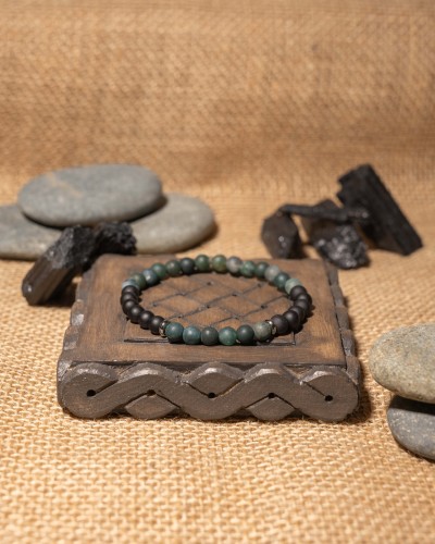 Bransoletka męska z agatu mszystego, onyksu i stalowych elementów to elegancka biżuteria handmade z naturalnych kamieni, która łączy minimalistyczny styl i inspirację naturą.