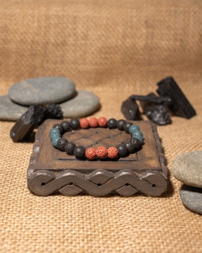 Bransoletka męska z lawy wulkanicznej w trzech odcieniach to wyjątkowa biżuteria handmade z naturalnych kamieni, która łączy minimalistyczny styl, trwałość i inspirację naturą.