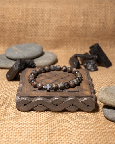 Bransoletka męska z jaspisu cesarskiego, hematytu i krzyżyka to wyjątkowa biżuteria handmade z naturalnych kamieni, która łączy elegancję, symbolikę i ponadczasowy styl.