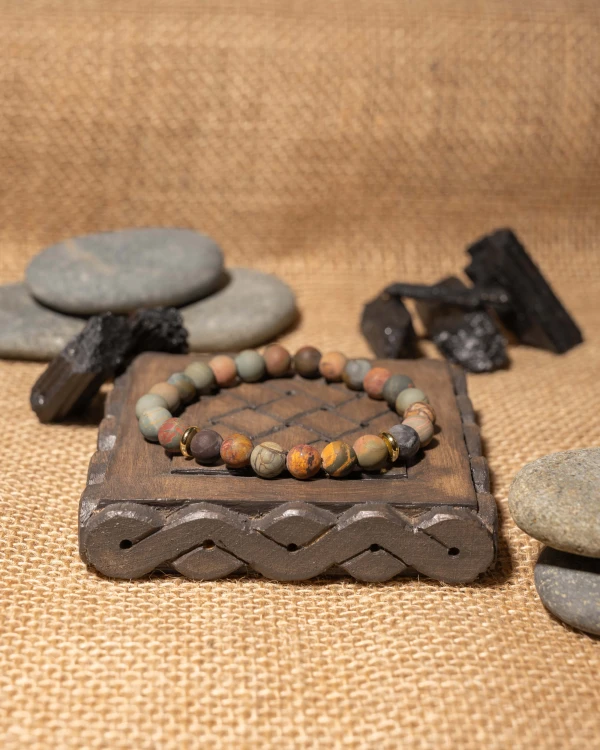 Bransoletka męska z jaspisu Picasso i hematytu to wyjątkowa biżuteria handmade z naturalnych kamieni, która łączy minimalistyczny styl, elegancję i niepowtarzalny charakter minerałów.