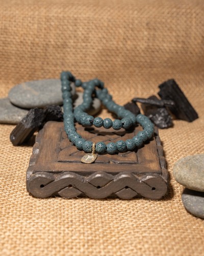 Naszyjnik z lawy wulkanicznej i zawieszką z runą bogactwa to wyjątkowa biżuteria handmade z naturalnych kamieni, która łączy symbolikę, wyrazisty styl i inspirację naturą.