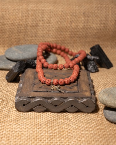 Naszyjnik męski z lawy wulkanicznej i krzyżem w formie miecza to wyjątkowa biżuteria handmade z naturalnych kamieni, która symbolizuje siłę, odwagę i ponadczasowy styl.
