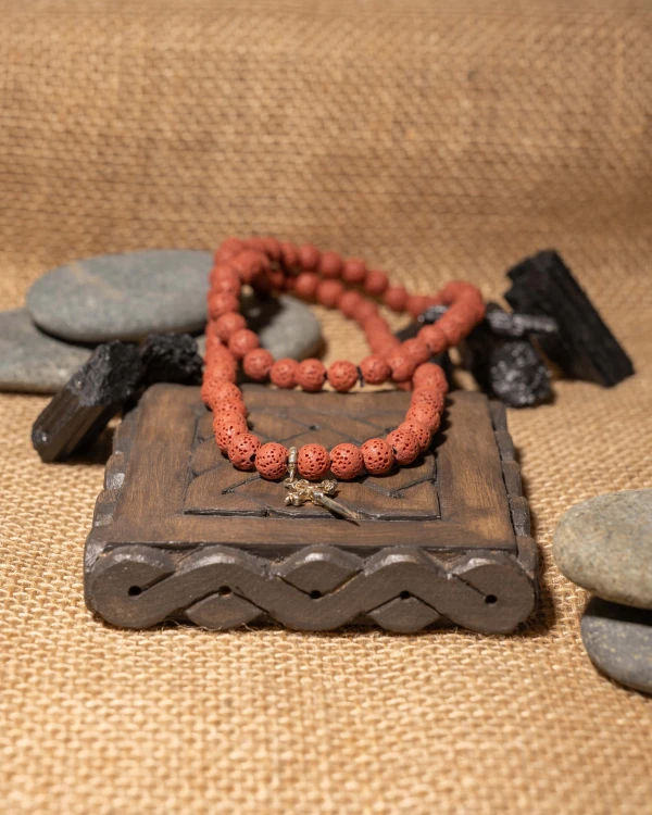 Naszyjnik męski z lawy wulkanicznej i krzyżem w formie miecza to wyjątkowa biżuteria handmade z naturalnych kamieni, która symbolizuje siłę, odwagę i ponadczasowy styl.