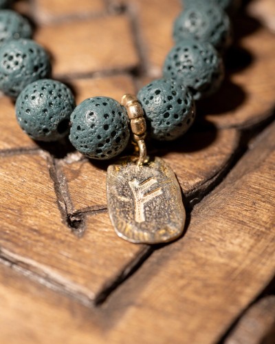 Naszyjnik z lawy wulkanicznej i zawieszką z runą bogactwa to wyjątkowa biżuteria handmade z naturalnych kamieni, która łączy symbolikę, wyrazisty styl i inspirację naturą.
