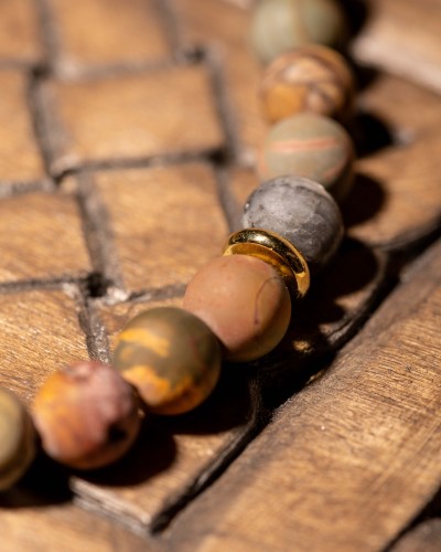 Bransoletka męska z jaspisu Picasso i hematytu to wyjątkowa biżuteria handmade z naturalnych kamieni, która łączy minimalistyczny styl, elegancję i niepowtarzalny charakter minerałów.