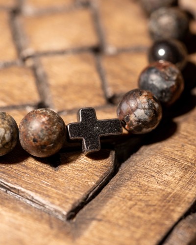 Bransoletka męska z jaspisu cesarskiego, hematytu i krzyżyka to wyjątkowa biżuteria handmade z naturalnych kamieni, która łączy elegancję, symbolikę i ponadczasowy styl.