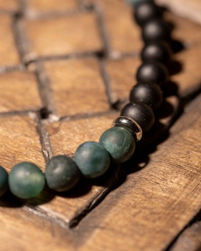 Bransoletka męska z agatu mszystego, onyksu i stalowych elementów to elegancka biżuteria handmade z naturalnych kamieni, która łączy minimalistyczny styl i inspirację naturą.
