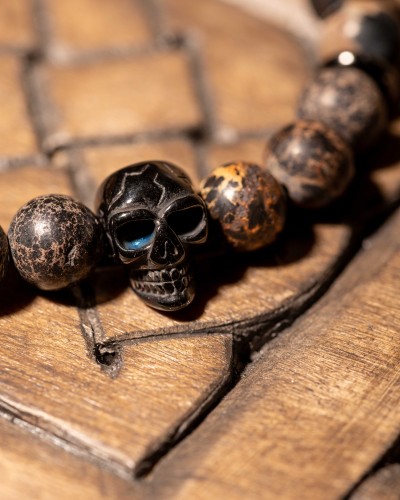 Bransoletka męska z jaspisu cesarskiego, hematytu i stalowej czaszki to wyjątkowa biżuteria handmade z naturalnych kamieni, która łączy surowy styl, trwałość i wyrazisty charakter.