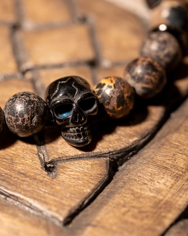 Bransoletka męska z jaspisu cesarskiego, hematytu i stalowej czaszki to wyjątkowa biżuteria handmade z naturalnych kamieni, która łączy surowy styl, trwałość i wyrazisty charakter.