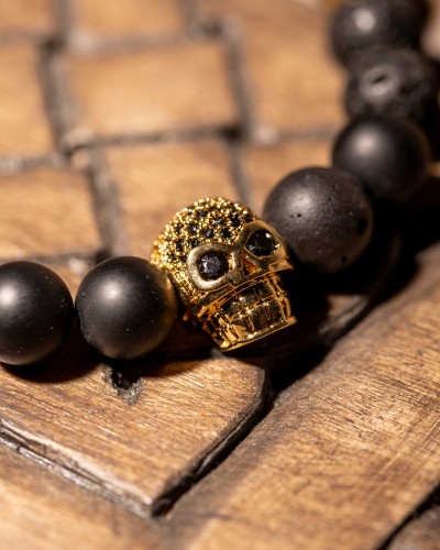 Bransoletka męska z onyksu, lawy wulkanicznej i czaszki z cyrkoniami to wyjątkowa biżuteria handmade z naturalnych kamieni, która łączy elegancję, nowoczesny styl i wyrazisty charakter.