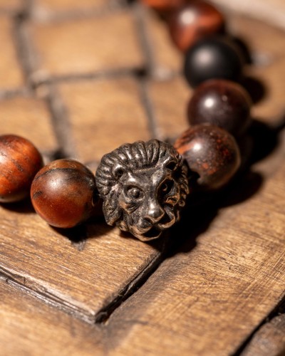 Bransoletka męska z bawolego oka, onyksu i symbolem lwa to wyjątkowa biżuteria handmade z naturalnych kamieni, która podkreśla siłę charakteru, pewność siebie i ponadczasowy styl.