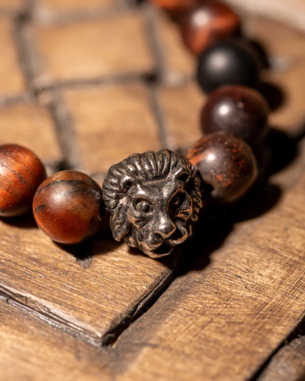 Bransoletka męska z bawolego oka, onyksu i symbolem lwa to wyjątkowa biżuteria handmade z naturalnych kamieni, która podkreśla siłę charakteru, pewność siebie i ponadczasowy styl.