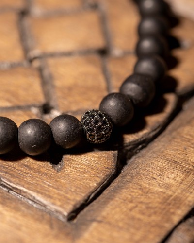 Bransoletka męska z matowego onyksu i czarnych cyrkonii to elegancka biżuteria handmade z naturalnych kamieni, która łączy minimalistyczny styl, subtelny blask i ponadczasowy charakter.