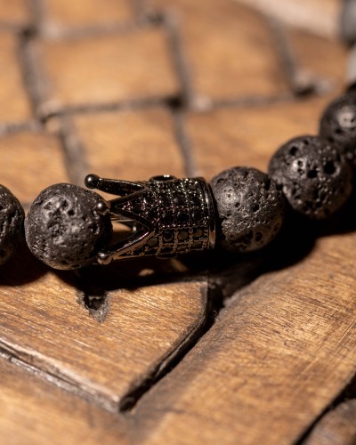 Bransoletka męska z lawy wulkanicznej, larvikitu, hematytu i czarnej korony z cyrkoniami to elegancka biżuteria handmade z naturalnych kamieni, która łączy nowoczesny styl i ponadczasowy charakter.