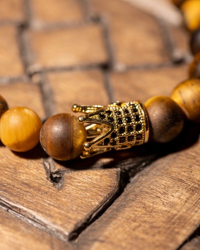 Bransoletka męska z lawy wulkanicznej, larvikitu, hematytu i czarnej korony z cyrkoniami to elegancka biżuteria handmade z naturalnych kamieni, która łączy nowoczesny styl i ponadczasowy charakter.