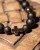 Bransoletka męska z czarnego onyksu, hematytu i krzyżyka to wyjątkowa biżuteria handmade z naturalnych kamieni, która łączy minimalistyczny styl, elegancję i ponadczasową symbolikę.